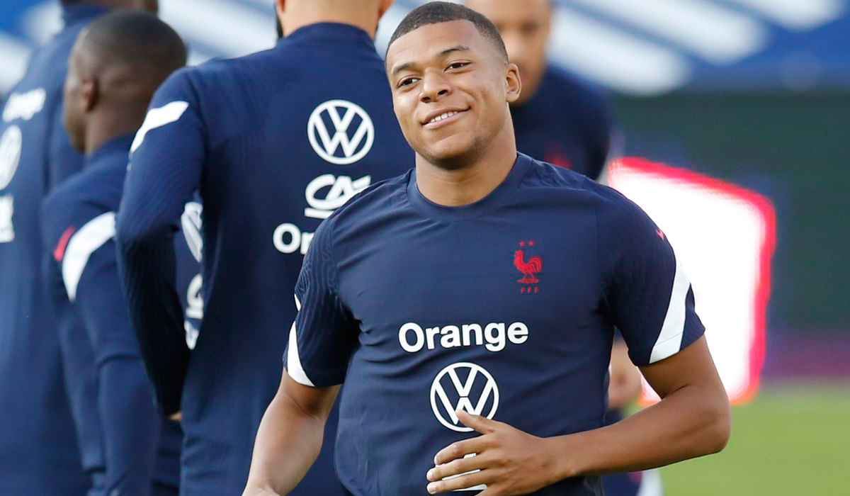 Mbappe stays with PSG as Ronaldo completes United switch